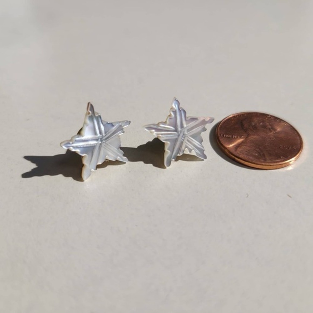 Vintage NOS Mother of Pearl Star Stud Earrings White Carved Shell - Picture 2 of 4
